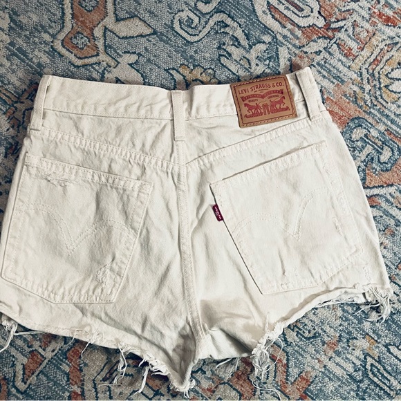 Levi’s original Jean shorts, cream. Size 26. Excellent condition. - Picture 2 of 3